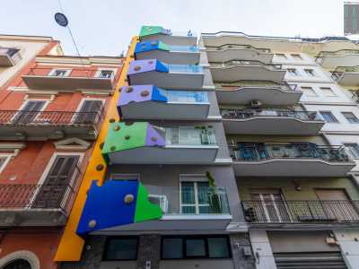 La semplice facciata grigia della palazzina � stata per� arricchita da alcuni insoliti pannelli colorati dalle difformi linee geometriche (squadrate e circolari), installati sulla parte sinistra del prospetto